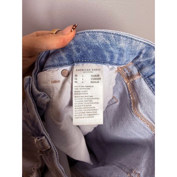 American Eagle Light Wash Curvy Mom Sigrid Distressed Womens Jeans Size 4 - Picture 7 of 8